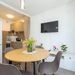 Frane 2br Aparment Near Old Town 아파트 *